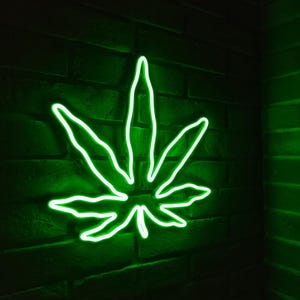 Letrero de neón estético personalizado, LED de neón con hojas de cannabis, decoración de marihuana 420, arte de marihuana para una habitación fresca, regalo para fumetas, letrero LED personalizable para cueva de hombre.