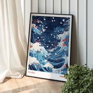 Könnte beinhalten: Ein gerahmter Druck eines blauen und weißen Wellendesigns mit roten Akzenten. Der Druck zeigt einen japanisch inspirierten Stil mit einem strukturierten Hintergrund und weißen Punkten. Der Text "波濤遊撃" befindet sich in der linken unteren Ecke des Drucks.