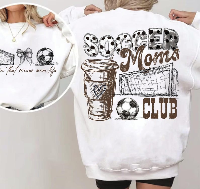 Może przedstawiać: Biała bluza z motywem piłkarskim. Prz&oacute;d przedstawia piłkę nożną, kokardę i bramkę. Tył przedstawia "Soccer Moms Club" z filiżanką kawy, piłką nożną i grafiką bramki. Projekt jest w kolorze czarnym i brązowym.