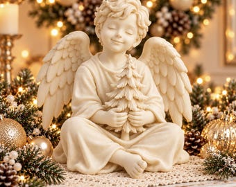 Könnte beinhalten: Eine cremefarbene Engelfigur mit detaillierten Flügeln und lockigem Haar, die im Schneidersitz sitzt und einen kleinen, strukturierten Weihnachtsbaum hält. Die Figur hat einen gelassenen Ausdruck mit geschlossenen Augen und trägt ein schlichtes Gewand.
