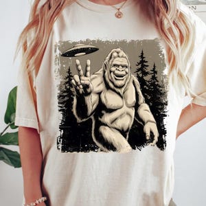 Bigfoot Png, Bigfoot and UFO Png, Funny Alien Encounter Png, Funny Bigfoot And UFO Png, Alien Png, Don&#39;t be an Assquatch