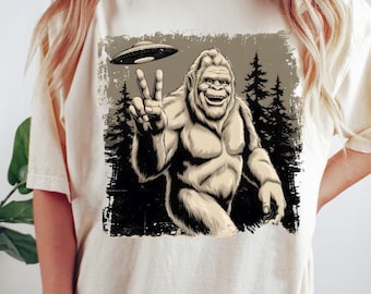 Bigfoot Png, Bigfoot and UFO Png, Funny Alien Encounter Png, Funny Bigfoot And UFO Png, Alien Png, Don't be an Assquatch