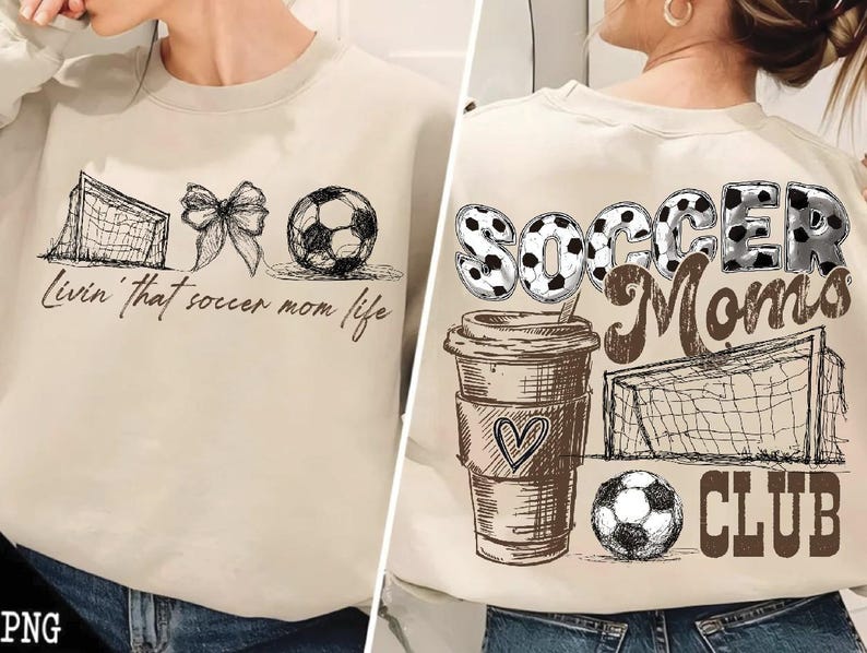 Może przedstawiać: Beżowa bluza z motywem piłkarskim. Z przodu znajduje się siatka do piłki nożnej, kokarda, piłka nożna i napis "Livin' that soccer mom life". Z tyłu kubek do kawy, piłka nożna, siatka i napisy "Soccer Moms Club".