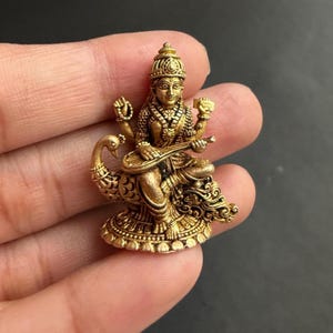 Puede incluir: Un juego de tres tazas de cerámica con un acabado mate moteado. Las tazas son de color crema, gris claro y gris oscuro. Cada taza tiene un diseño simple y minimalista y un asa redondeada.