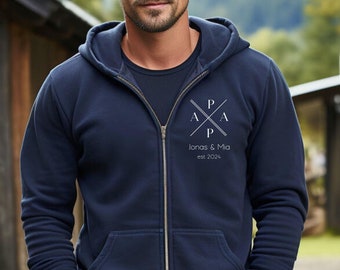 Papa Strickjacke personalisiert mit Name und Jahreszahl, Vater Zip Hoodie Reißverschluss Geschenk werdender Papa, Vatertag, Papa Sweatshirt