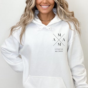 Sweat à capuche maman personnalisé avec nom et année, cadeau t-shirt maman, annonce future maman, fête des mères, pull maman image 1