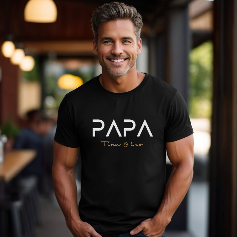 Papa T-Shirt personalisiert mit Name, Vater Hoodie Geschenk, werdender Papa Ankündigung, Vatertag, Cooles Papa Sweatshirt, bester Papa Bild 1