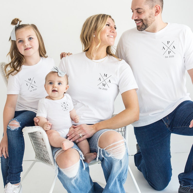 Mama Papa Mini Baby T-shirt, Tenue assortie pour la famille, Pull parents, Bébé, Tout-petit, Pulls assortis, Maman Papa Mini, Chemise bébé image 2