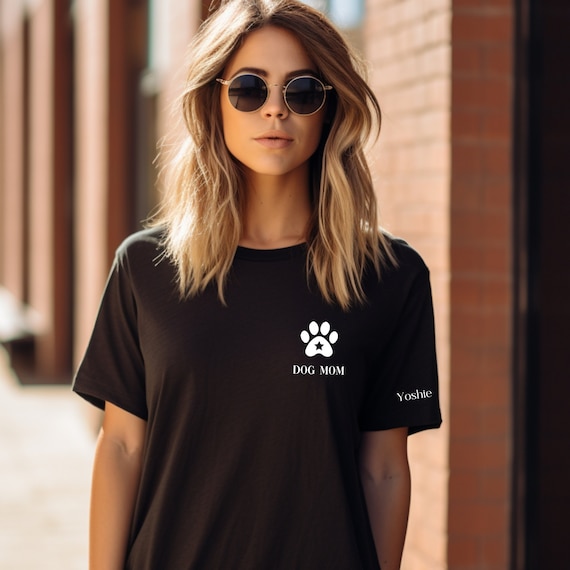 Dog Mom T-Shirt personalisiert mit Name und Jahreszahl, Dog Mom T-Shirt  Arm Geschenk, Hunde Mama Ankündigung, Cooles Pfötchen T-Shirt Frau
