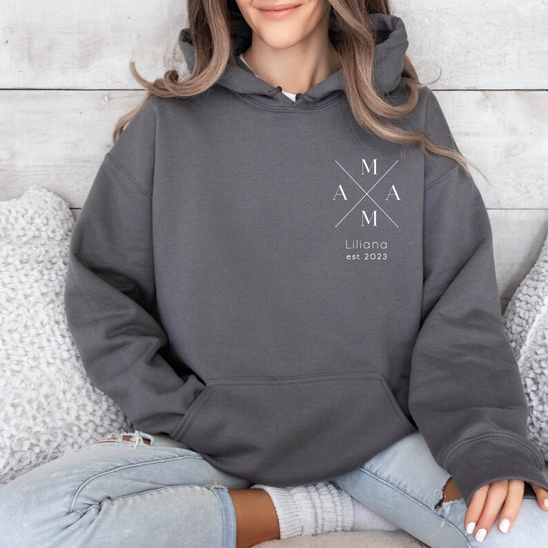 Sweat à capuche maman personnalisé avec nom et année, cadeau t-shirt maman, annonce future maman, fête des mères, pull maman image 5