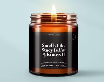 Vela con aroma a [Nombre]: ¡Está buenísima y lo sabe! Regalo divertido para ella - Vela de cumpleaños de cera de soja - Regalos personalizados para el hogar - Vela sarcástica - SS333