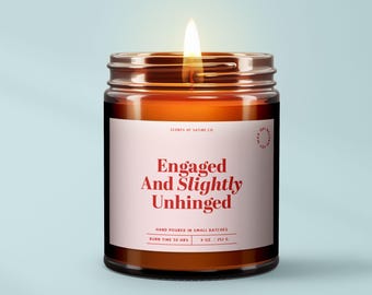 Vela divertida "Comprometida y un poco desquiciada" - Regalos únicos para compromisos - Vela aromática de regalo para la futura novia o decoración para la despedida de soltera - Damas de honor