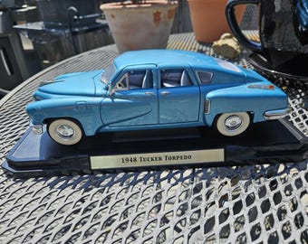 1948 Tucker ダイキャストモデル 1948 TUCKER TORPEDO BLUE 1:18 SCALE BY ROAD SIGNATURE 92268