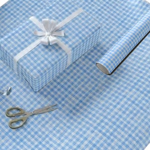 Blau-weiß kariertes Geschenkpapier hellblau kariert Vichykaro Geschenkverpackung Babyblau