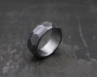 Bague en acier damas – Alliance martelée faite main pour homme en titane