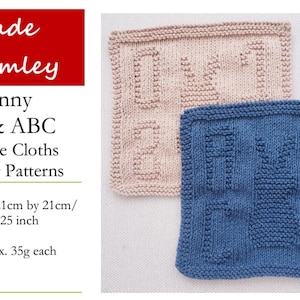 以下が含まれることがあります： ウサギとABC、123の文字が編み込まれた、ベージュとブルーの2枚のニットクロス。各クロスのサイズは約21cm x 21cmです。「Made Warmley Bunny 123 & ABC Versatile Cloths Knitting Patterns」の文字が見えます。