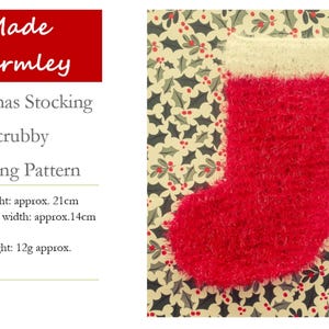 Puede incluir: Un calcetín navideño rojo con puño blanco, de aproximadamente 21 cm de alto, sobre un fondo estampado. La imagen incluye el texto "Made Warmley Christmas Stocking Scrubby Knitting Pattern."