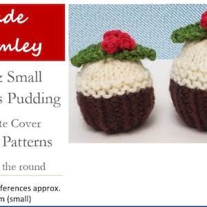 以下が含まれることがあります： チョコレートコーティングを施したミニとスモールクリスマスプディングの編み物パターン。パターンは丸編みで、11cm（ミニ）と14cm（スモール）の円周に合うように設計されています。