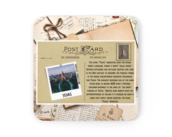 Könnte beinhalten: Eine Vintage-Postkarte mit einem Foto des Texas State Capitol Gebäudes in Austin, Texas. Die Postkarte hat einen verblassten, Vintage-Look und enthält Text über den Ursprung des Wortes "Texas".