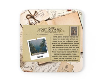 Könnte beinhalten: Eine Vintage-Postkarte mit einem Foto einer üppigen, grünen tropischen Landschaft mit einer Straße, die durch sie führt. Die Postkarte trägt den Schriftzug "HAWAII" und einen Text über die Geschichte der Inseln. Die Postkarte ist von anderen Vintage-Postkarten umgeben.