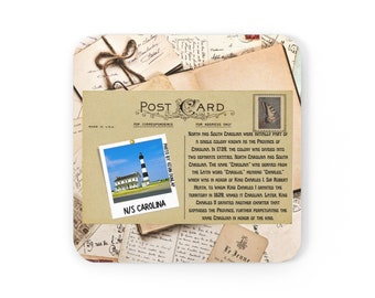 Könnte beinhalten: Eine Vintage-Postkarte mit einem Foto eines Leuchtturms vor blauem Himmel mit weißen Wolken. Die Postkarte trägt den Text "N/S CAROLINA" und "POST CARD". Der Text auf der Postkarte beschreibt die Geschichte von North und South Carolina.