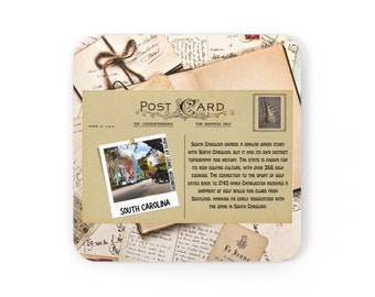 Könnte beinhalten: Eine Vintage-Postkarte mit einem Foto von bunten Häusern in South Carolina. Der Text der Postkarte beschreibt die reiche Golfgeschichte des Bundesstaates und seine Verbindung zum Golfsport, die bis ins Jahr 1743 zurückreicht.