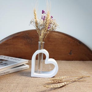 Witte hartvormige soliflore vaas in keramische poederkleur - voor verse of gedroogde bloemen - een cadeau voor haar
