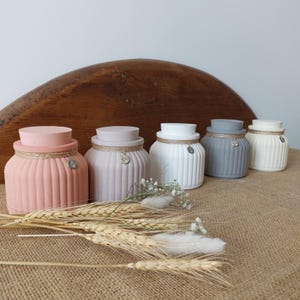 Frascos redondos de cerámica acanalados con tapa, para guardar azúcar, brochas de maquillaje o flores secas, como idea de regalo.
