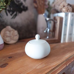 Pastellrund kruka med kullock, smyckeskrin i keramik, elegant dekorativ kruka, sockerskål, allt-i-ett-fack, minimalistisk designförvaring