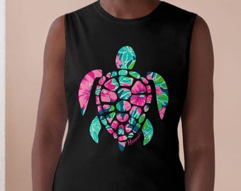 Può includere: Maglietta nera senza maniche con una grafica di tartaruga marina con motivo floreale.