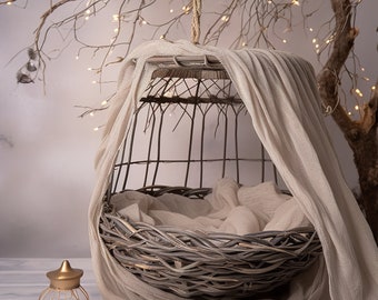 Tło do koszyka dla noworodka | Delikatny wiszący koszyk na gałęzi drzewa