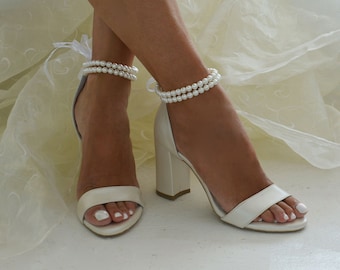Bruidsschoenen - Trouwschoen voor bruid - Ivoren Bruidsschoenen - Ivoor Bruidsblokhakken - Open teenschoenen met parel enkelbandjes ESTER