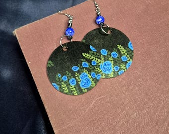 Arte da indossare: orecchini con rose blu