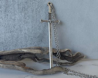 Schwertanhänger-Halskette, langes Silberschwert, mittelalterliches Fantasy-Amulett, gotische Krieger-Halskette, nordischer Stil, Unisex-Halskette
