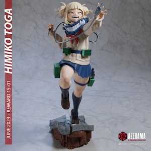 Könnte beinhalten: Eine detaillierte Figur einer weiblichen Anime-Figur mit blonden Haaren, die einen weißen Pullover, einen blauen Rock und schwarze Stiefel trägt. Sie hält eine Spritze in ihrer rechten Hand und ein Messer in ihrer linken Hand. Die Figur steht auf einem zerbrochenen Betonsockel.