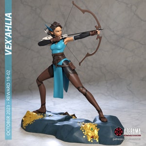 Puede incluir: Una figura de arquera elfa femenina impresa en 3D, sosteniendo un arco y una flecha, de pie sobre una base rocosa con monedas de oro esparcidas alrededor. La elfa lleva una túnica azul, pantalones de cuero marrón y tiene el pelo largo y castaño. La figura forma parte de la colección "VEX'AHLIA - REWARD 19-02".