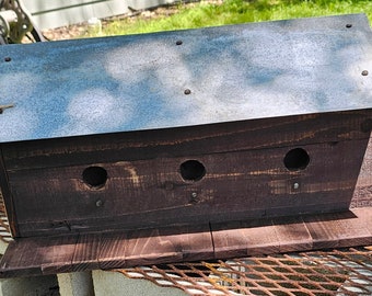 Casetta per uccelli in cedro realizzata a mano con tetto in metallo e lato rimovibile per la pulizia