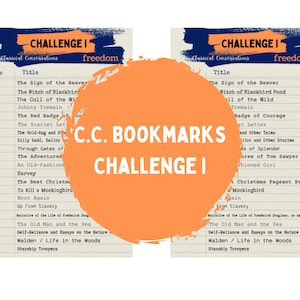 Op de afbeelding: Een close-up van een feloranje cirkel met de tekst "C.C. BOOKMARKS CHALLENGE I" in wit. De cirkel is gesuperponeerd op twee lijsten met boektitels, een aan elke kant van de cirkel. De lijsten zijn getiteld "CHALLENGE I - Classical Conversations - freedom".