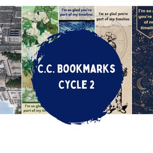 Puede incluir: Un conjunto de marcapáginas con diferentes diseños. Los marcapáginas presentan imágenes de un castillo, flores, una brújula y un cielo estrellado. Los marcapáginas tienen el texto "I'm so glad you're part of my timeline." y "C.C. BOOKMARKS CYCLE 2".