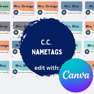 Può includere: Una collezione di etichette rettangolari in vari colori, tra cui verde, arancione, blu e verde acqua. Ogni etichetta presenta il nome "Mrs." seguito da un colore o un nome e un titolo. L'immagine include anche il testo "C.C. NAMETAGS" e "edit with: Canva".