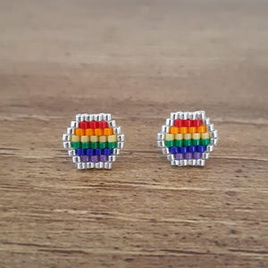 Regnbågsfärgade prideörnstift