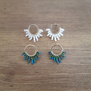 Piccole borchie circolari con perline