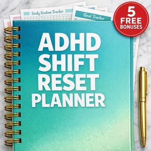 Może przedstawiać: Spiralny planer z niebiesko-zielonym gradientem na okładce. Na okładce widnieje napis "ADHD SHIFT RESET PLANNER" w białych literach. Złoty długopis leży obok planera, a czerwone koło z napisem "5 FREE BONUSES" jest widoczne.