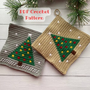 Könnte beinhalten: Zwei gehäkelte Weihnachtsbaum-Topflappen. Einer ist grau mit einem grünen Baum und der andere ist beige mit einem grünen Baum. Beide haben weiße Schneeflocken und rote und gelbe Ornamente. Der Text "PDF Crochet Pattern" ist in Rot auf weißem Hintergrund geschrieben.