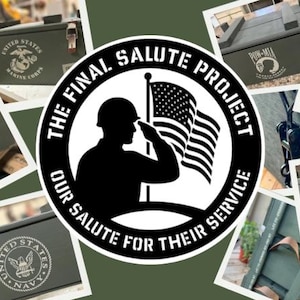 K&ouml;nnte beinhalten: Eine Collage aus olivgr&uuml;nen Holzkisten mit verschiedenen milit&auml;rischen Zweigabzeichen, darunter U.S. Army, Navy, Air Force und Marine Corps. Ein zentrales kreisf&ouml;rmiges Logo zeigt einen salutierenden Soldaten, eine amerikanische Flagge und den Text THE FINAL SALUTE PROJECT OUR SALUTE FOR THEIR SERVICE.