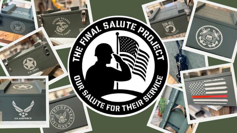 K&ouml;nnte beinhalten: Eine Collage aus olivgr&uuml;nen Holzkisten mit verschiedenen milit&auml;rischen Zweigabzeichen, darunter U.S. Army, Navy, Air Force und Marine Corps. Ein zentrales kreisf&ouml;rmiges Logo zeigt einen salutierenden Soldaten, eine amerikanische Flagge und den Text THE FINAL SALUTE PROJECT OUR SALUTE FOR THEIR SERVICE.