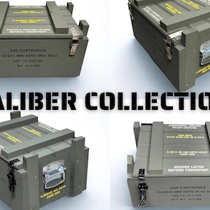 K&ouml;nnte beinhalten: Ein Set aus olivgr&uuml;nen Holzkisten mit Metallverschl&uuml;ssen und Griffen. Die Kisten sind mit gelbem Text bedruckt, darunter 800 CARTRIDGES, 7.62X51 MM NATO M80 BALL, 1200 CARTRIDGES, 5.56X45 MM NATO M193 BALL und SECURE LATCH BEFORE TRANSPORT.