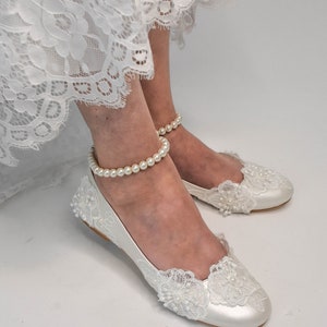 Damen Hochzeitsschuhe, Brautschuhe für die Hochzeit, Elfenbein weiß, Spitze bestickt, Perle Ankle Strap, Brautschuhe flach, Hochzeit Heels, Braut