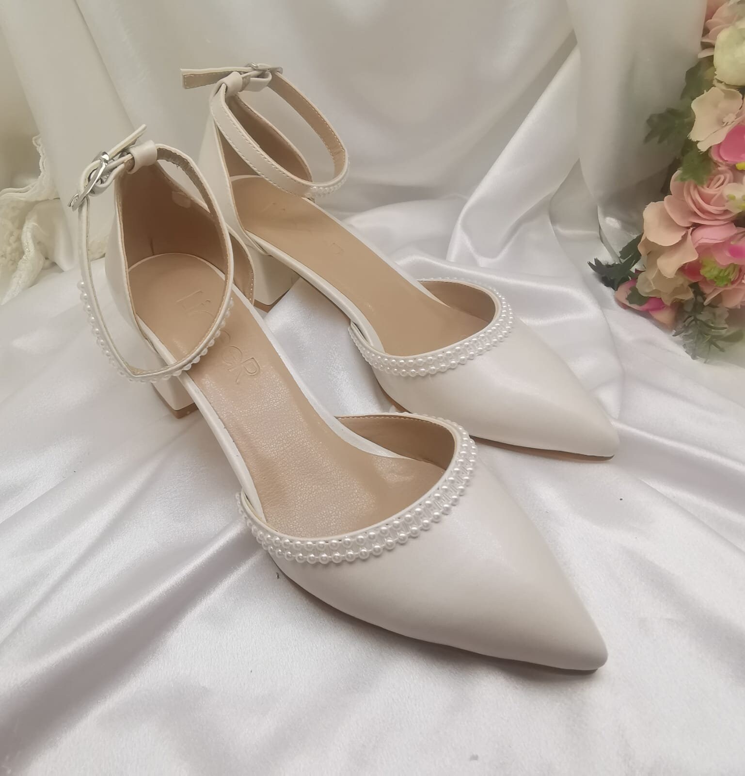pointed toe wedding shoes