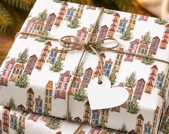 クリスマスラッピングペーパー、水彩画風のヴィンテージタウン＆ツリー柄、プレゼント用ホリデーギフトラッピングロール、お祝いの冬のラッピング、季節の装飾パッケージ